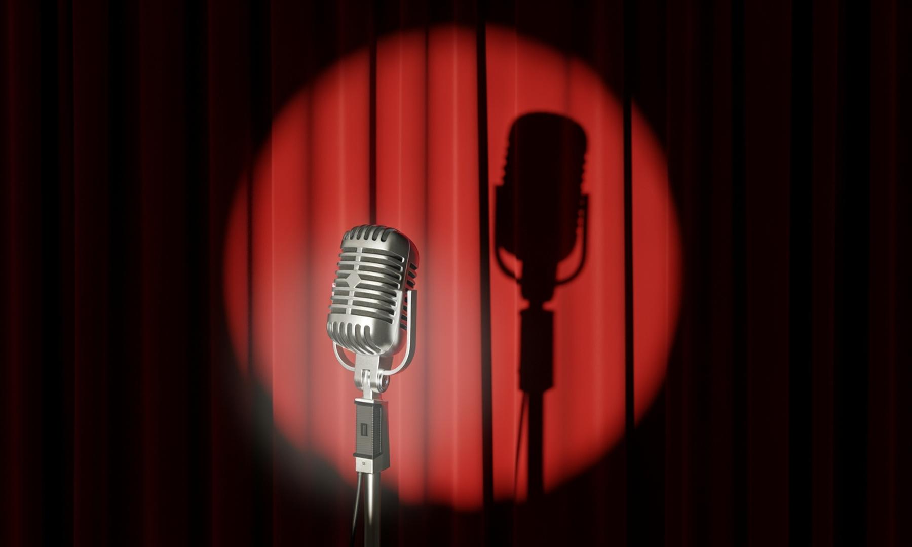 Nikki Glaser Hosts 'SNL', Delivers Boundary-Pushing Comedy