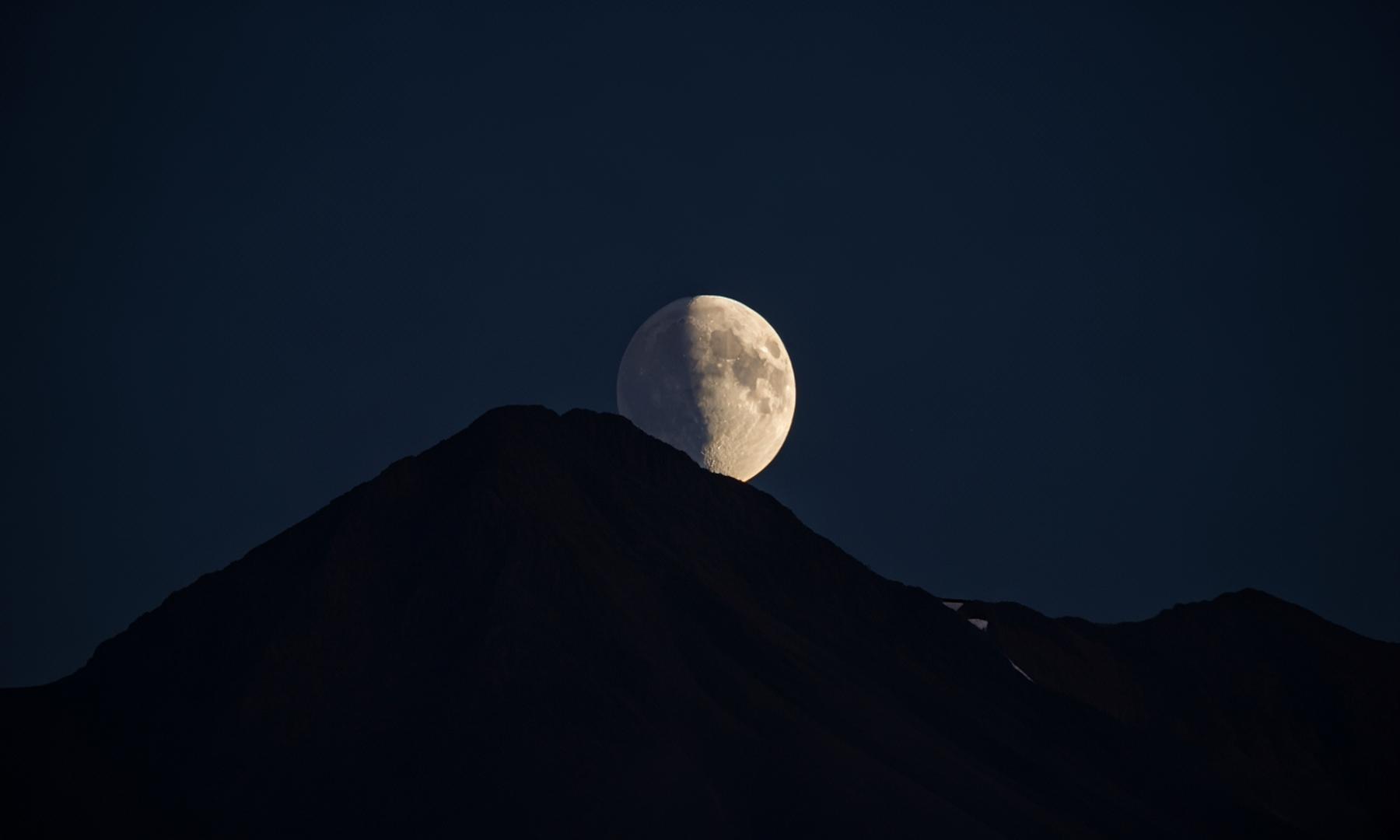 NOIRLab Captures Stunning Gibbous Moon Image in Chilean Andes